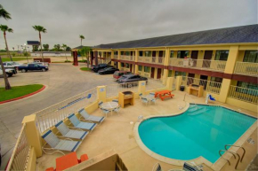 Гостиница Deluxe Inn and Suites  Реймондвилл